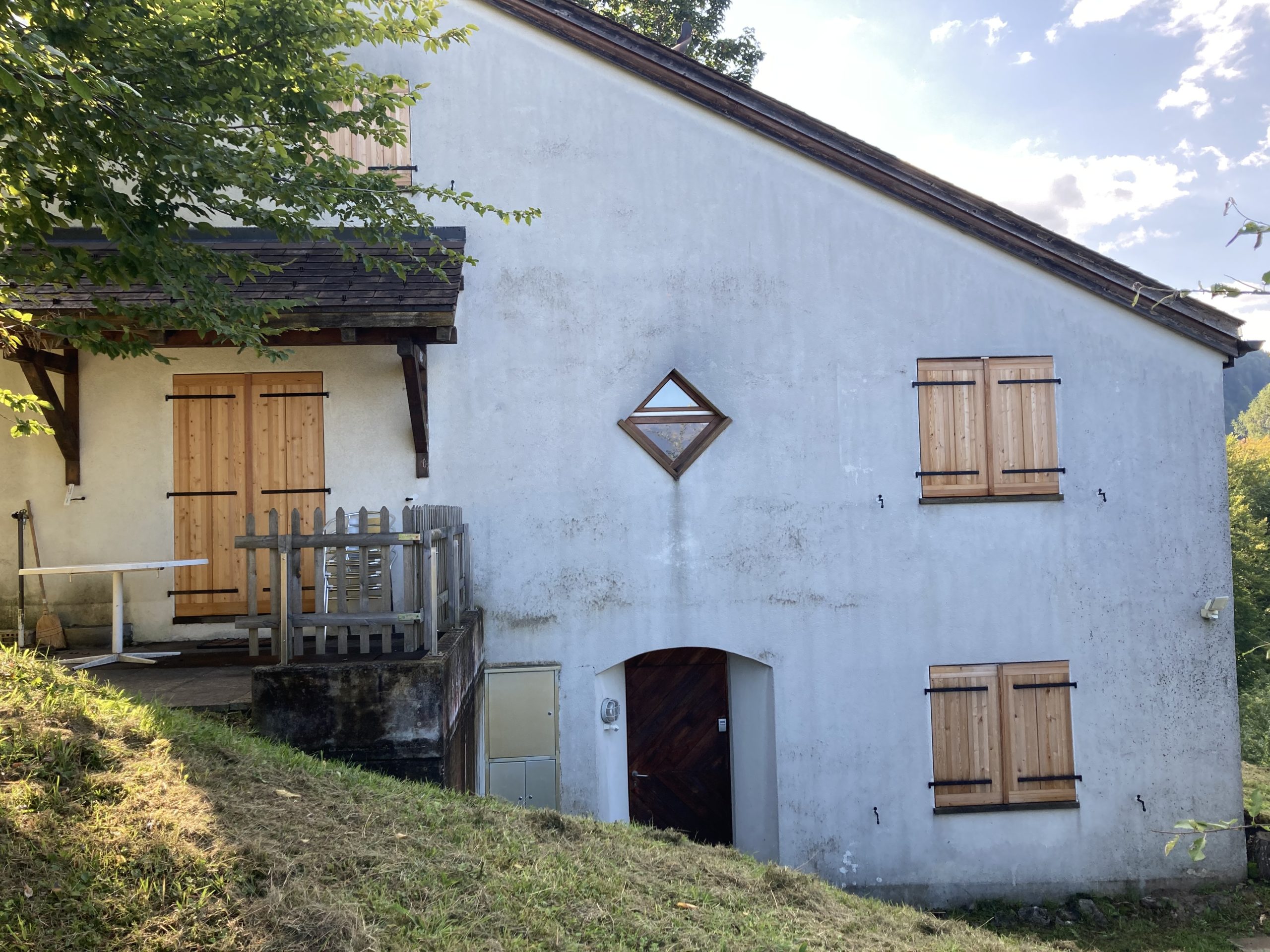 https://www.koster-gs.ch/wp-content/uploads/2023/02/Fassade-Pizol-vorher2-scaled.jpg