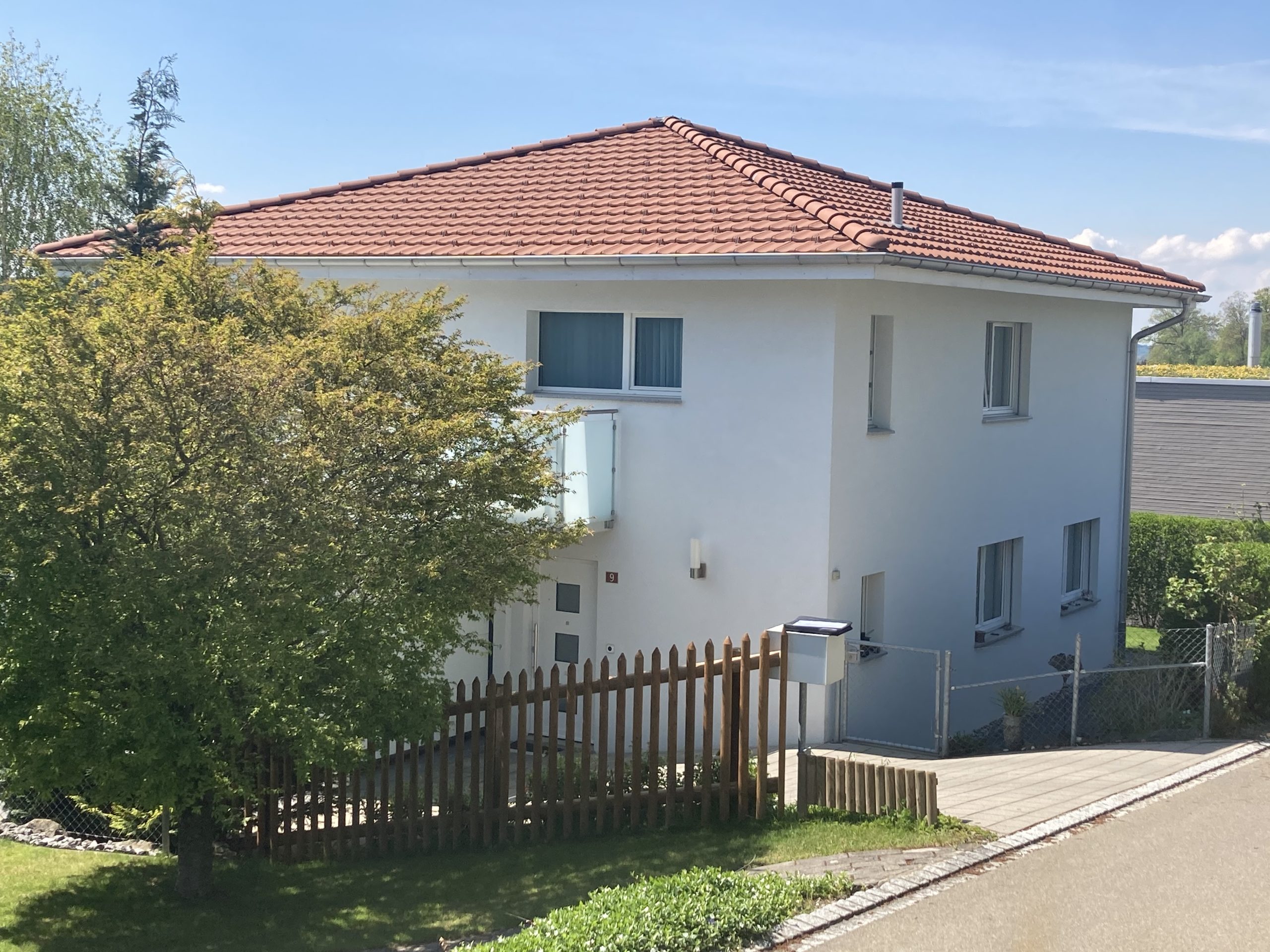 https://www.koster-gs.ch/wp-content/uploads/2023/02/Tonziegeldach-Haeggenschwil-nachher-scaled.jpg