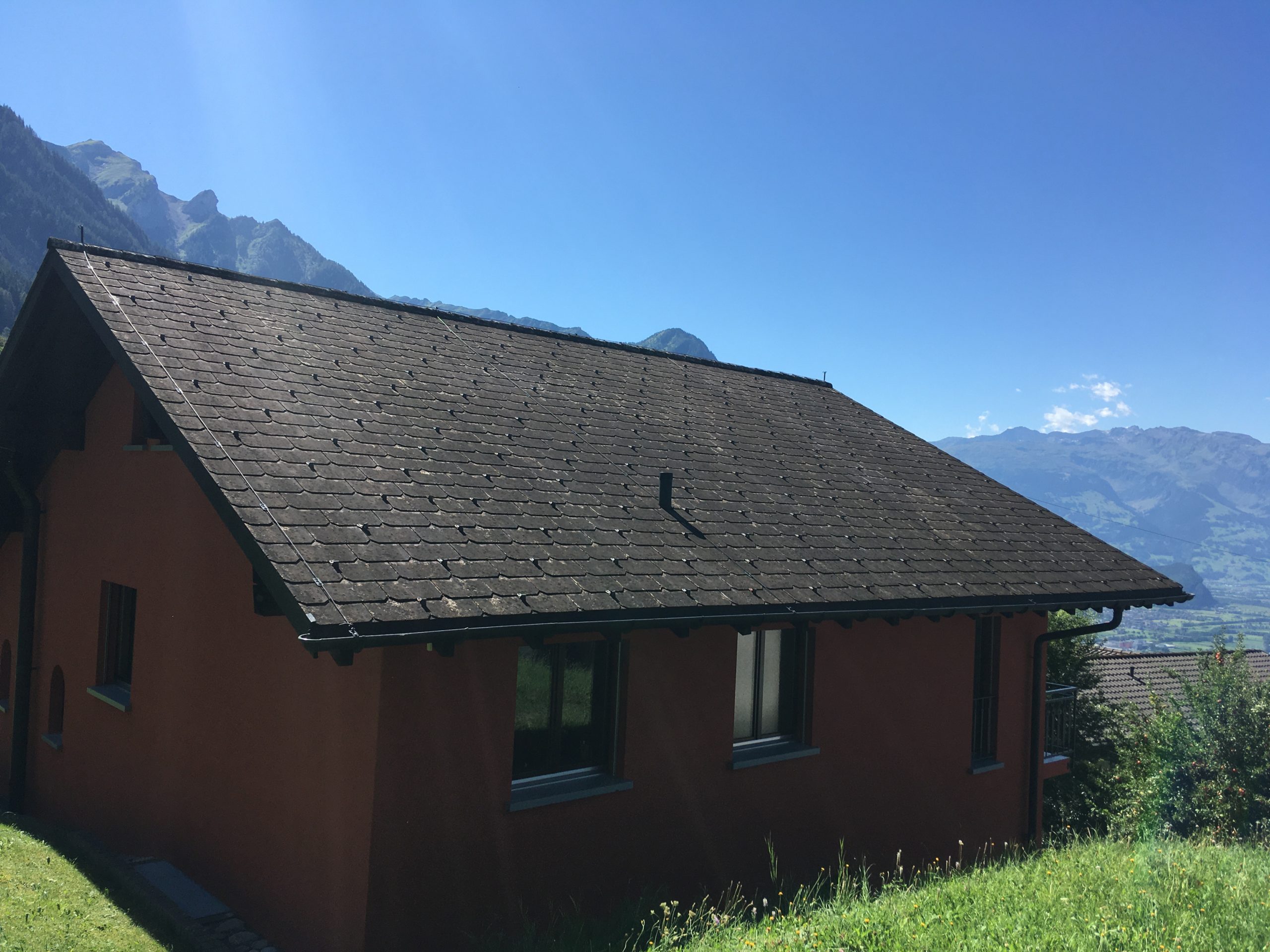 https://www.koster-gs.ch/wp-content/uploads/2023/02/Wegeli-Triesen-Dach-Nord-vorher-scaled.jpg