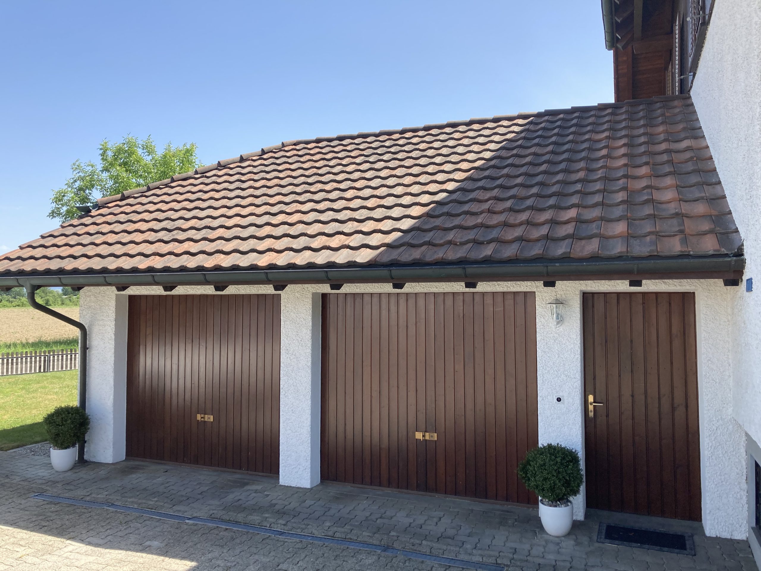 https://www.koster-gs.ch/wp-content/uploads/2023/02/Ziegeldach-Garage-nachher-scaled.jpg