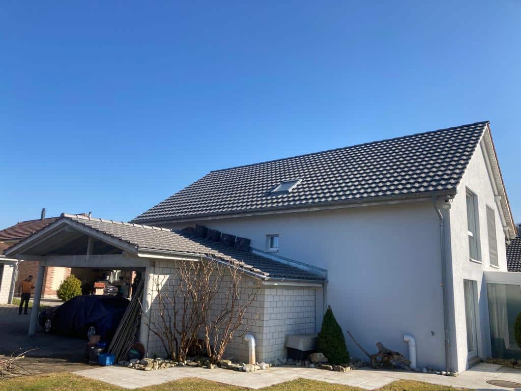 https://www.koster-gs.ch/wp-content/uploads/2023/02/Ziegeldach-grau-Kradolf-nachher.jpg