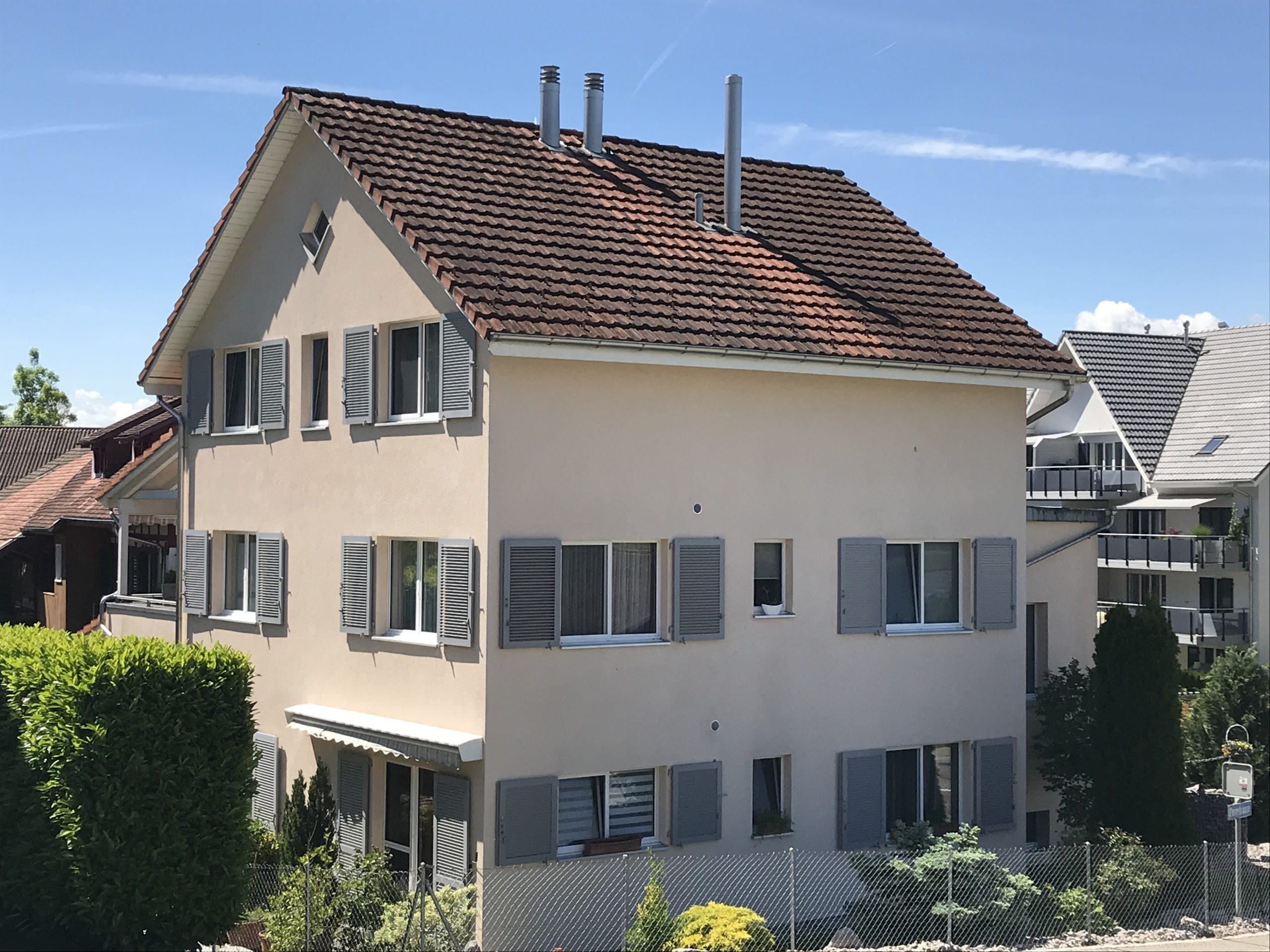 https://www.koster-gs.ch/wp-content/uploads/2023/02/Ziegeldach-in-Felben-vorher-scaled.jpg